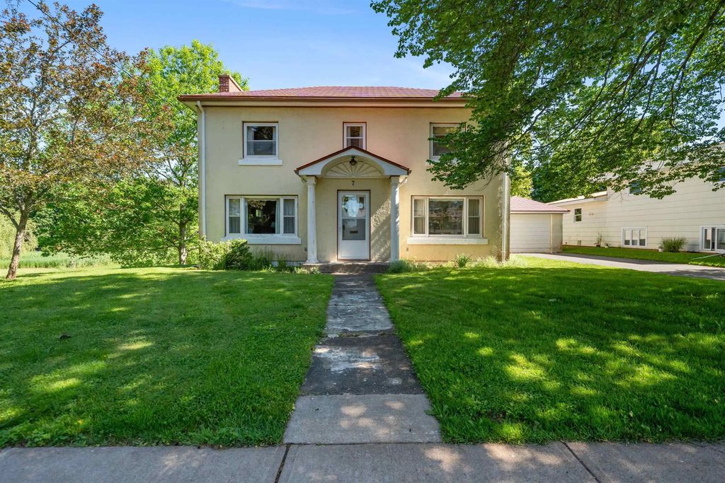 7 Roosevelt Avenue, Truro