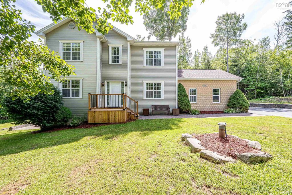 77 Holyrood Close, Fall River