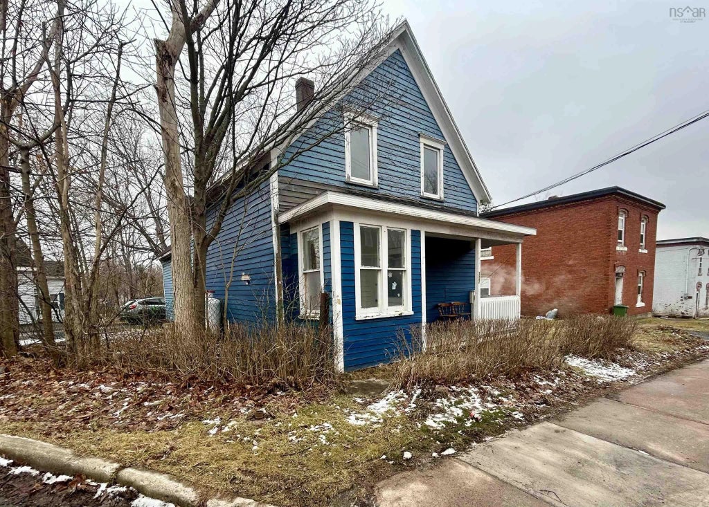 327 South Foord Street, Stellarton