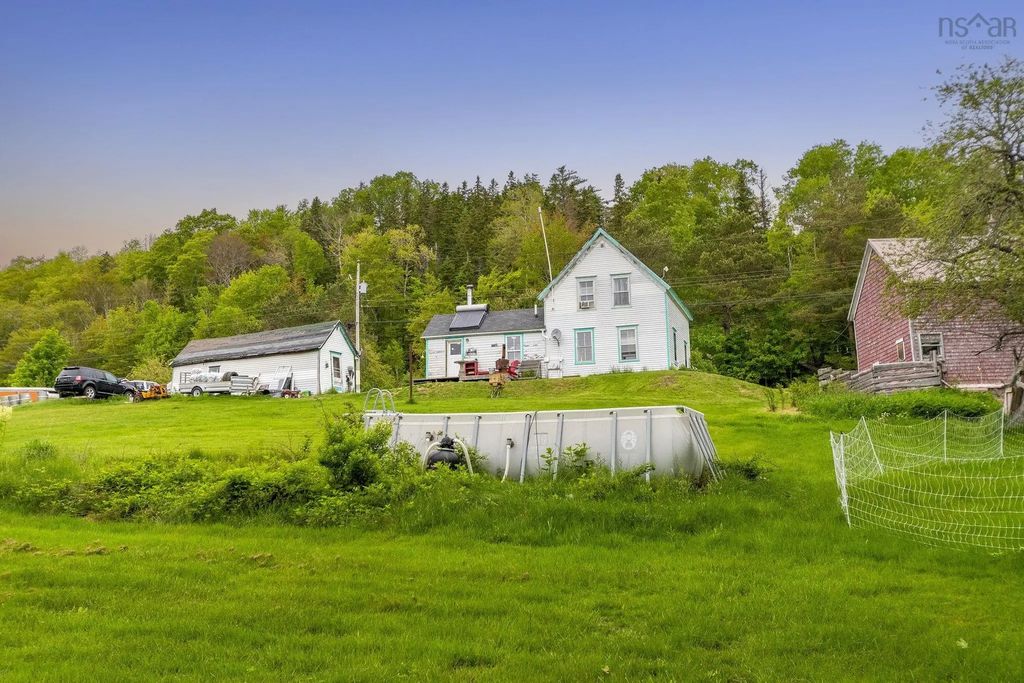 535 E River East Side Road, Glencoe