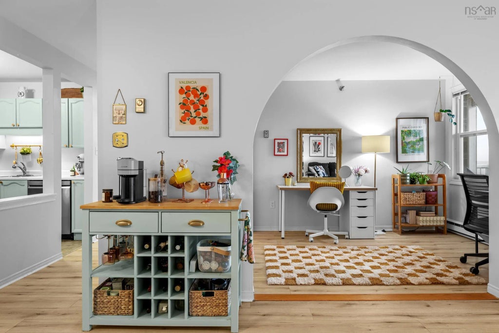 409 93 Kearney Lake Road, Kearney Lake