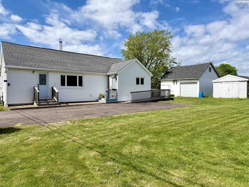 8 Standish Street, West Amherst