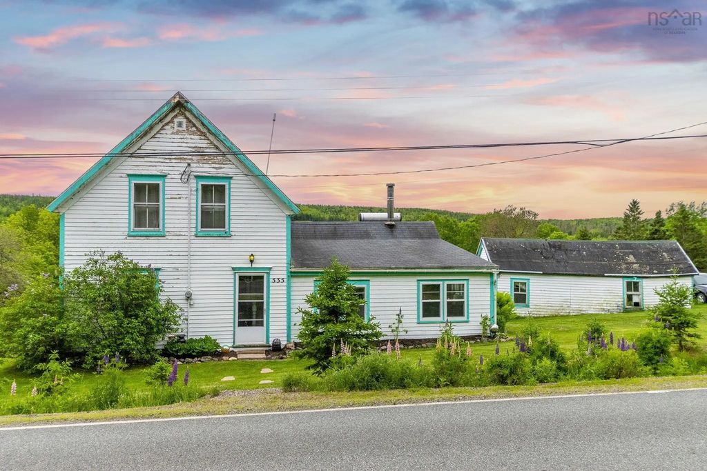 535 E River East Side Road, Glencoe