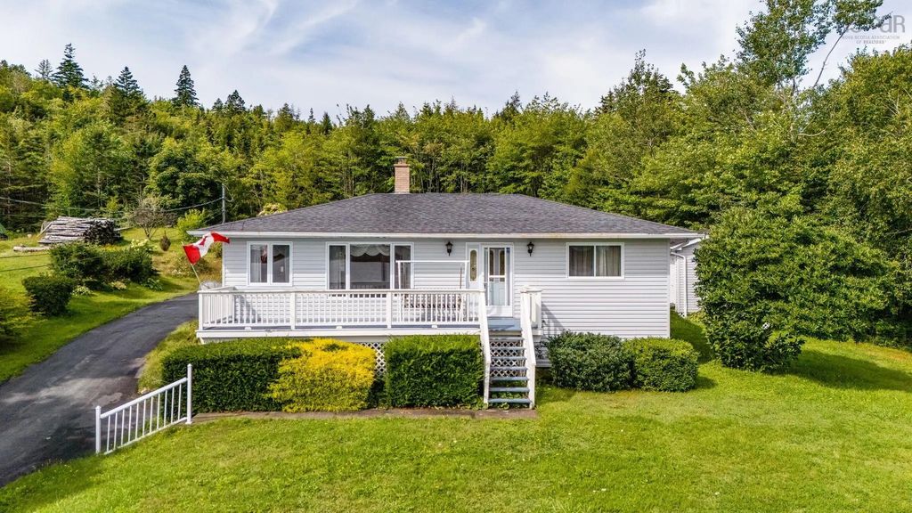 561 Upper Lakeville Road, Upper Lakeville