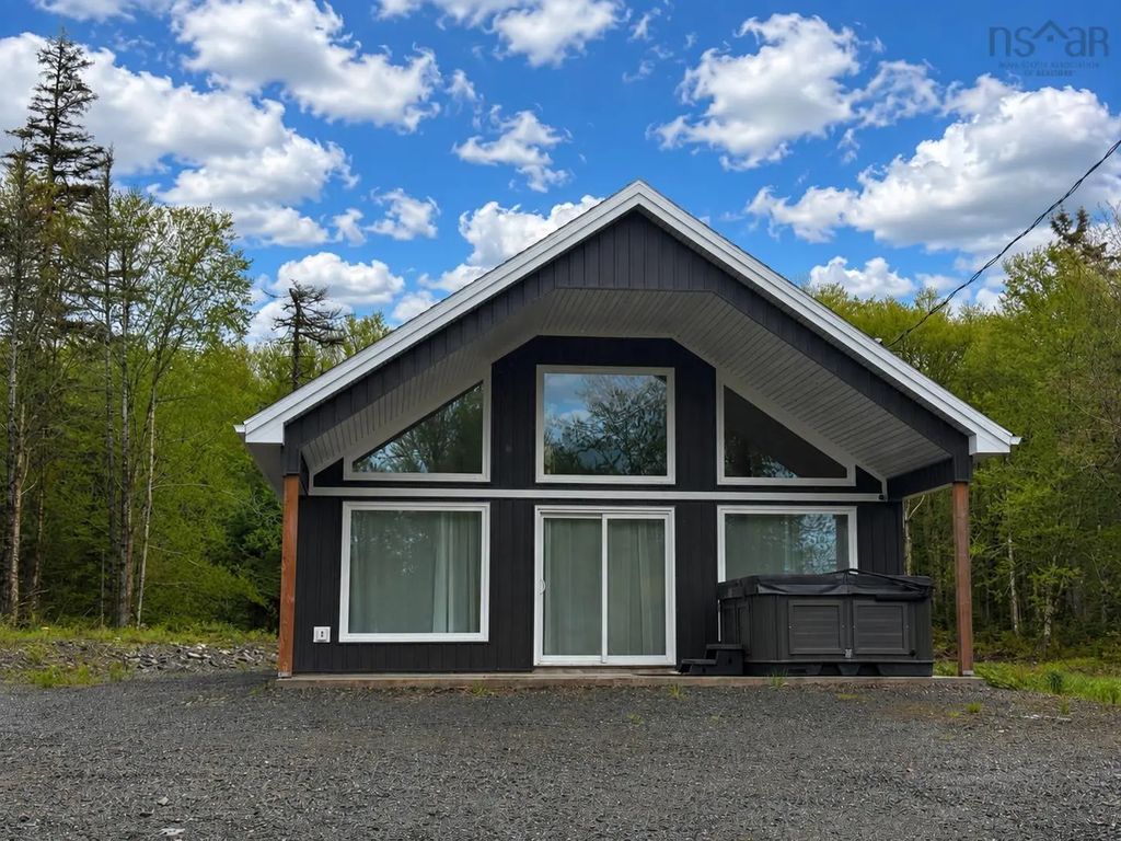 162 North End Road, Sutherland Lake