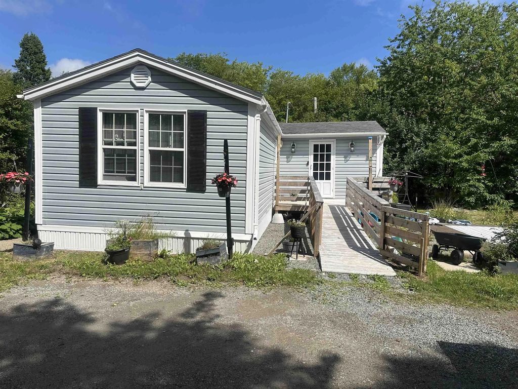 796 Highway 105, Lexington