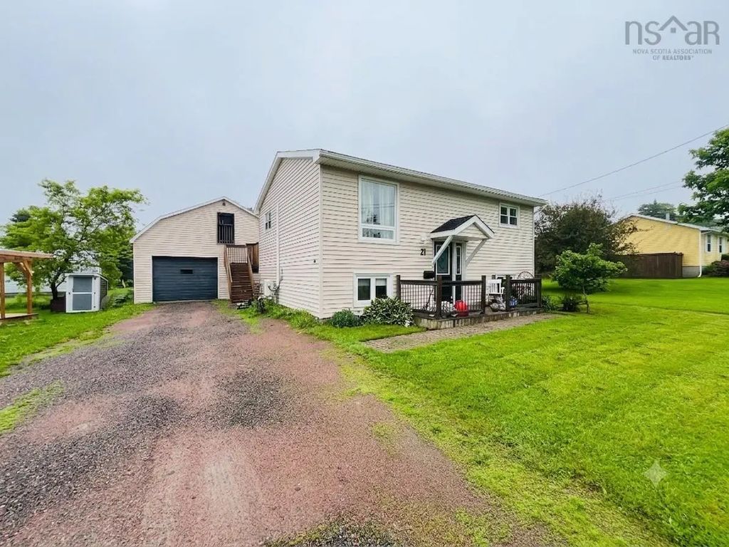 21 Snowden Avenue, Amherst