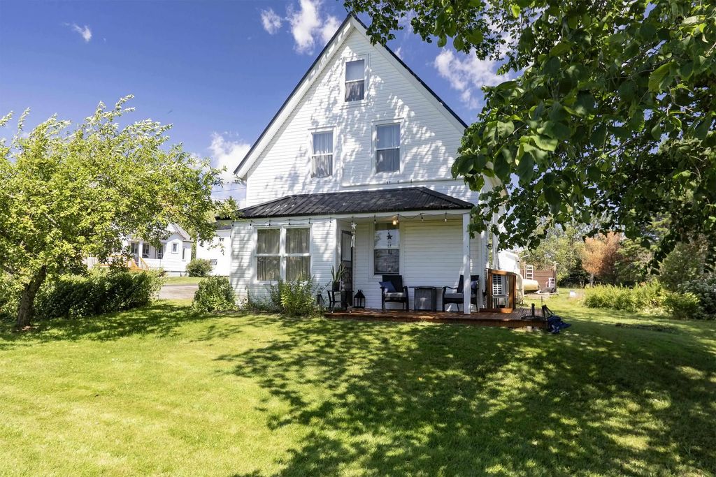 12 Elm Street, River Hebert