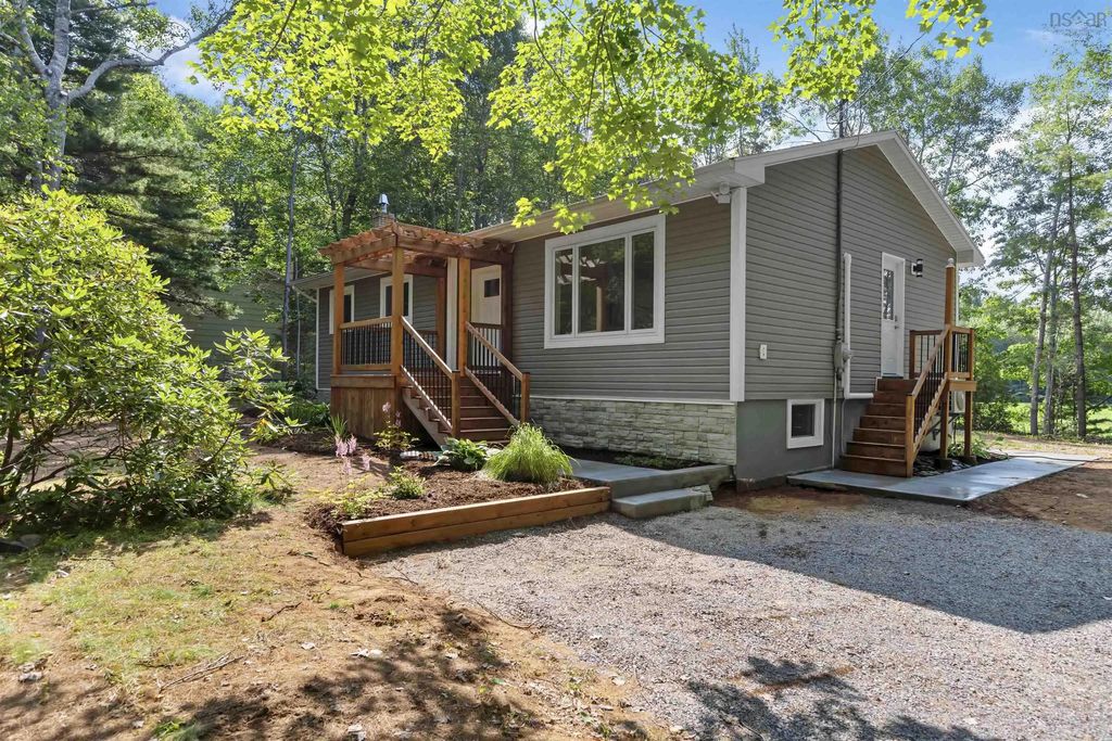 380 Hall Road, South Greenwood