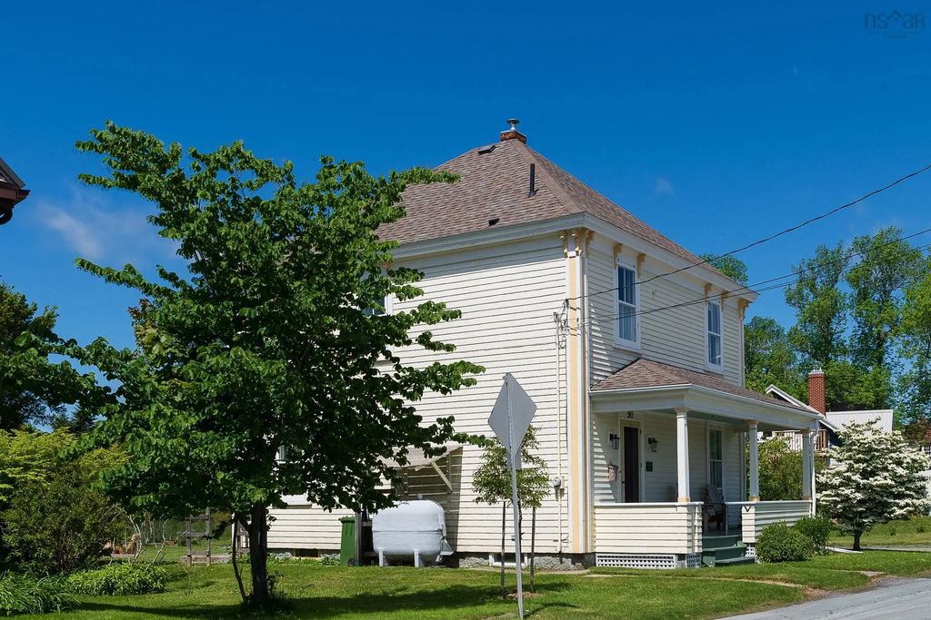 90 Tannery Road, Lunenburg