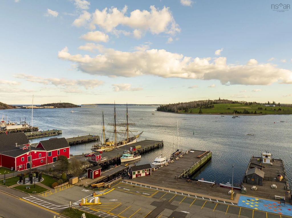 94 Montague Street, Lunenburg
