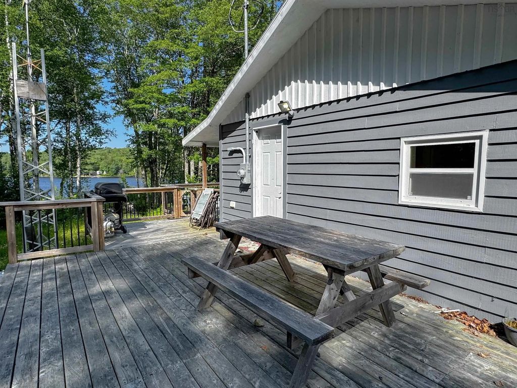 337 Secret Road, Briar Lake