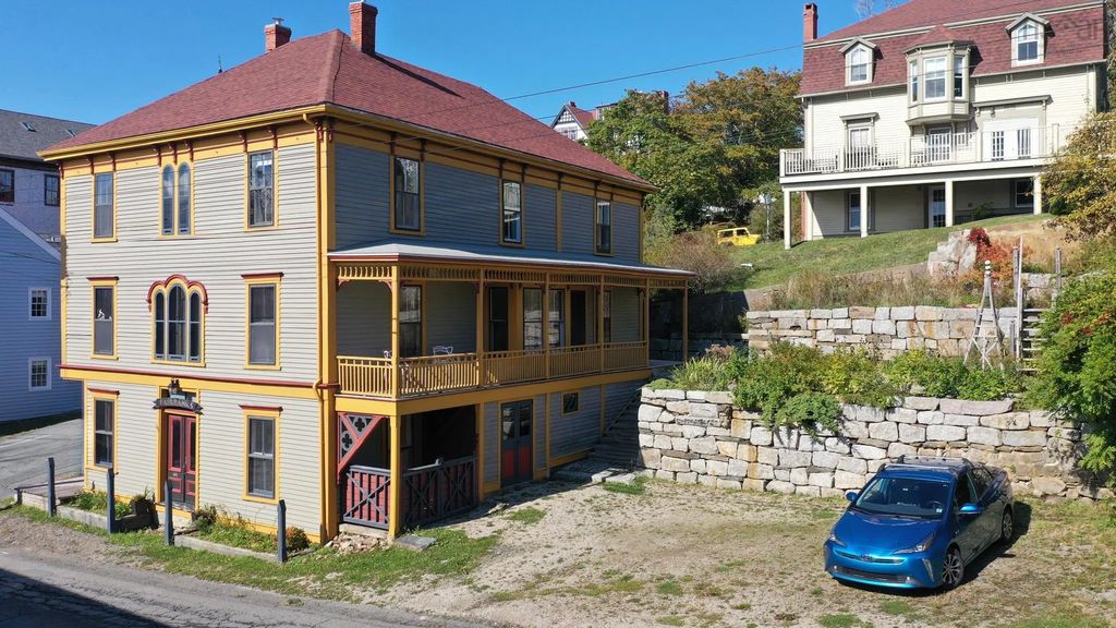 141 Pelham Street, Lunenburg