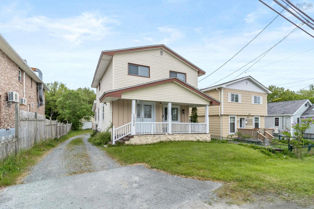 1596 St. Margaret's Bay Road, Lakeside