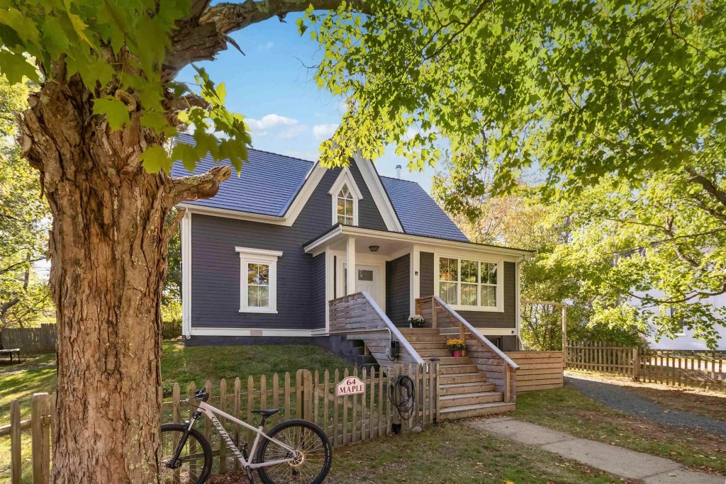 64 Maple Street, Mahone Bay