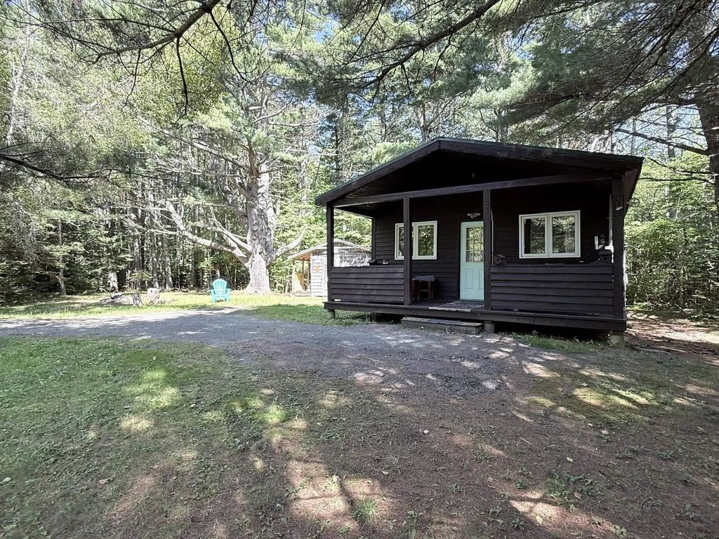 2031 East Clifford Road, East Clifford