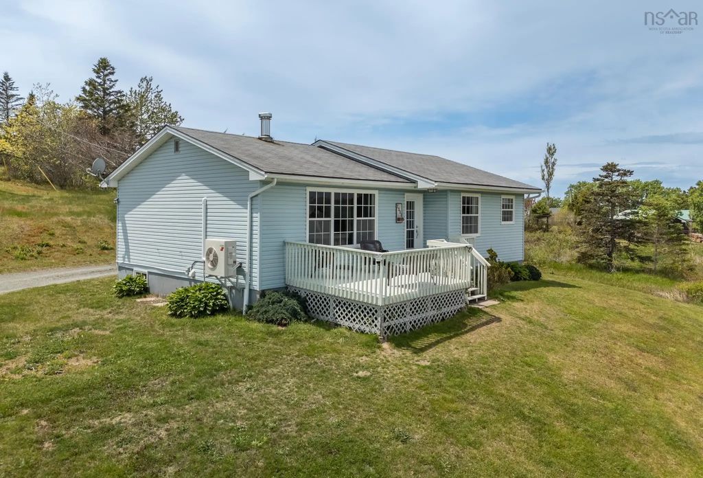 1331 Main Shore Road, Sandford