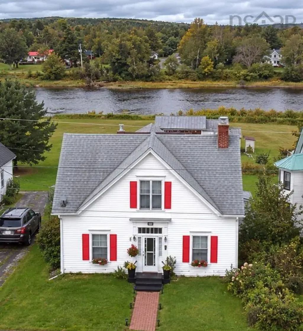 8153 7 Highway, Sherbrooke