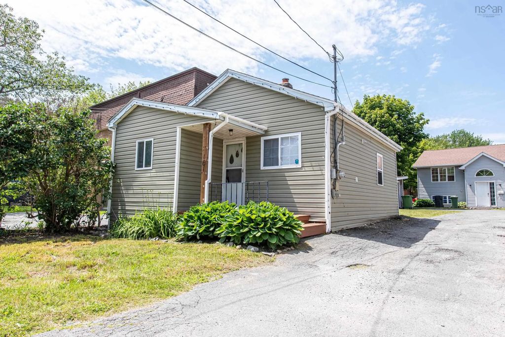 161 Albro Lake Road, Dartmouth