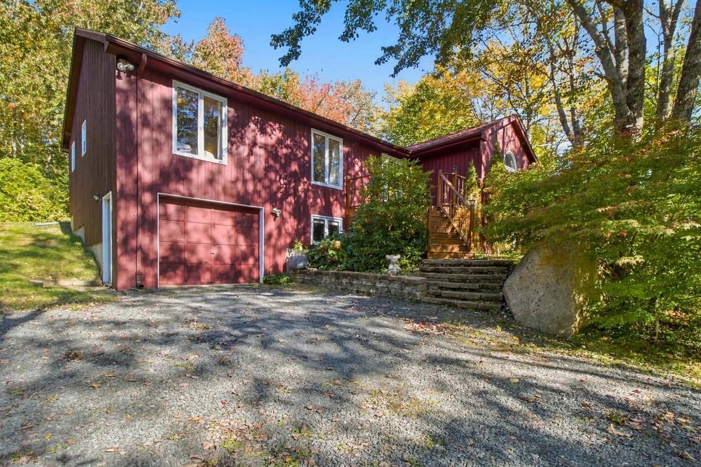 226 Windsor Drive, Stillwater Lake