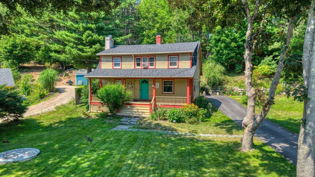 261 Edgewater Street, Mahone Bay