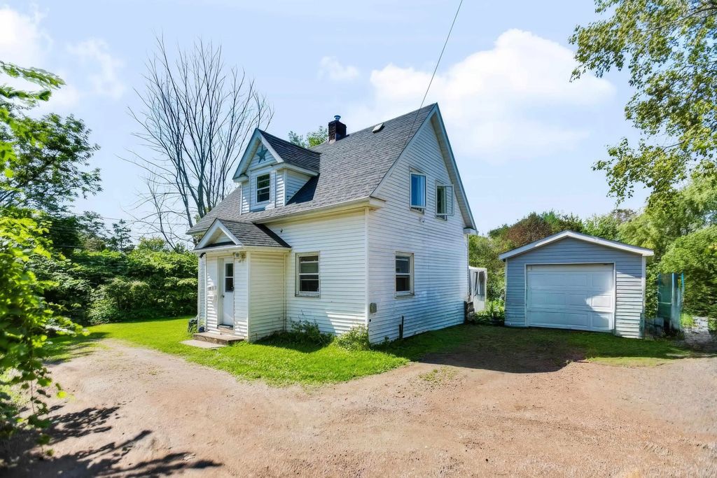 21 Victoria Street W, Amherst