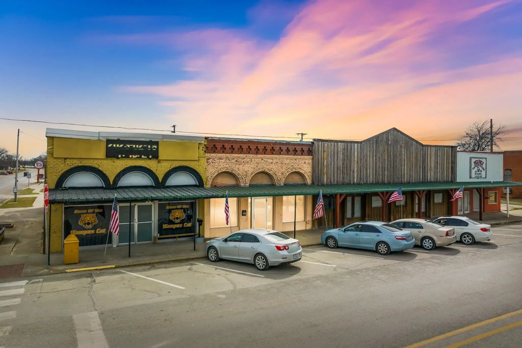 103 W Main St, Itasca