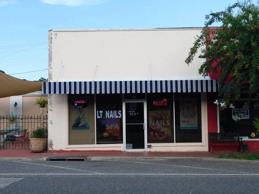 211 N Main Street, Springhill