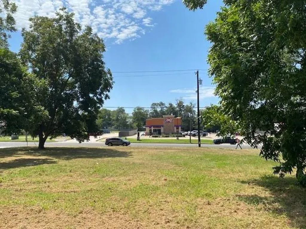 913 E Tyler Street, Athens