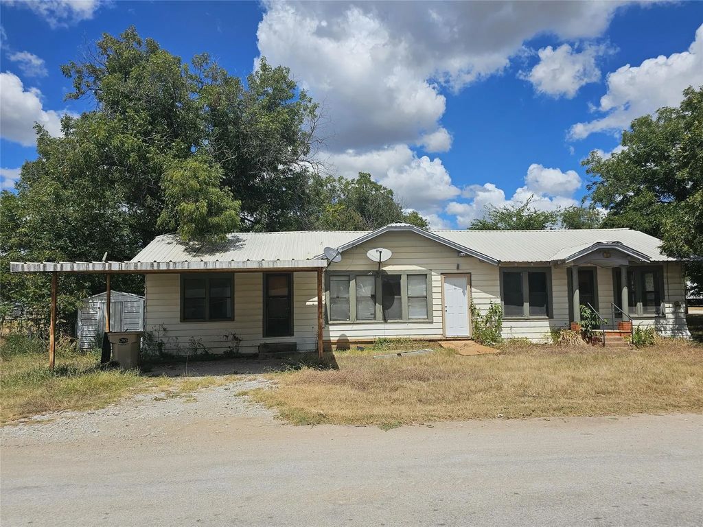216 E Pecan Street, Bangs