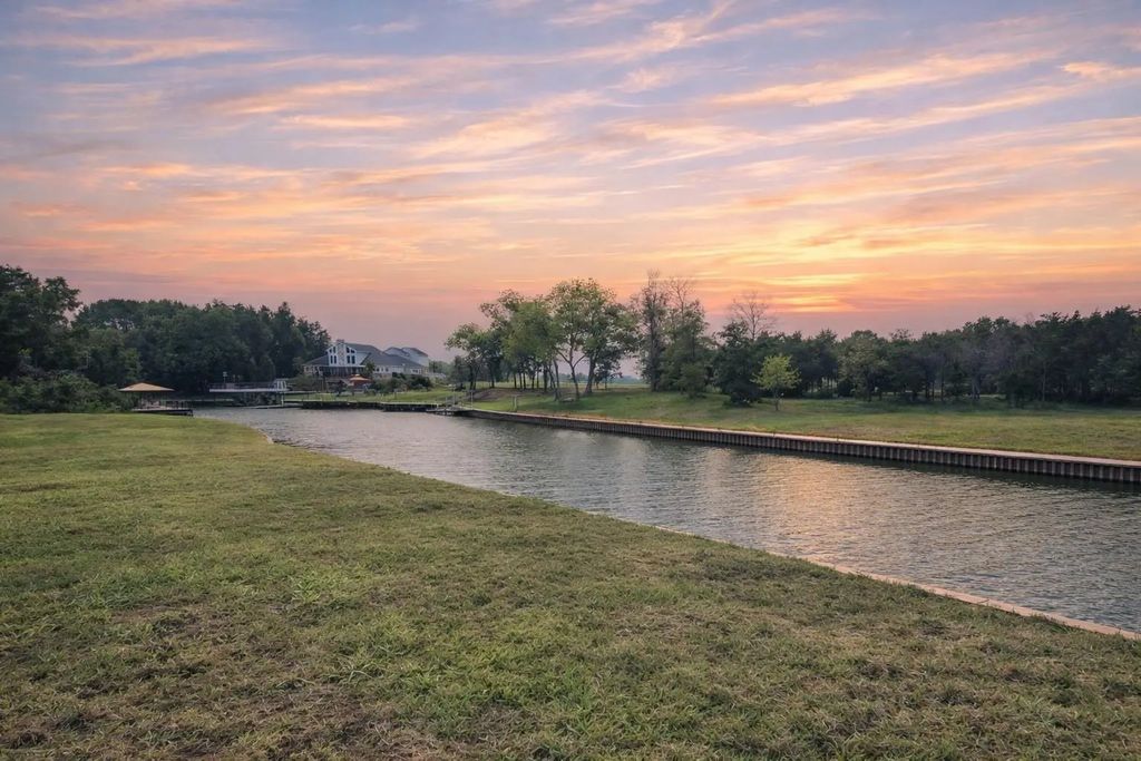 442 Waters Edge Drive, Corsicana