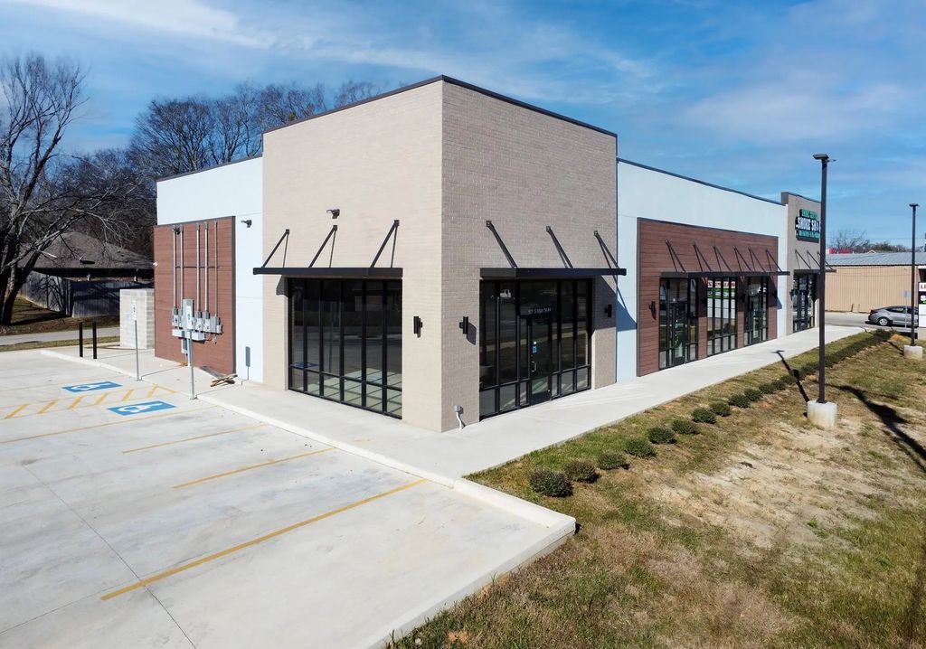 801 S Main Street, Lindale