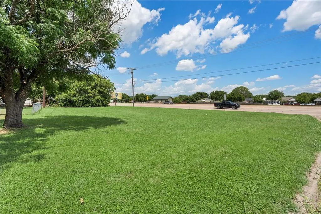 319 S Hewitt Drive, Hewitt