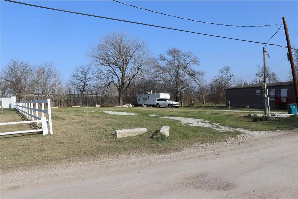 310 W Burleson, Mart