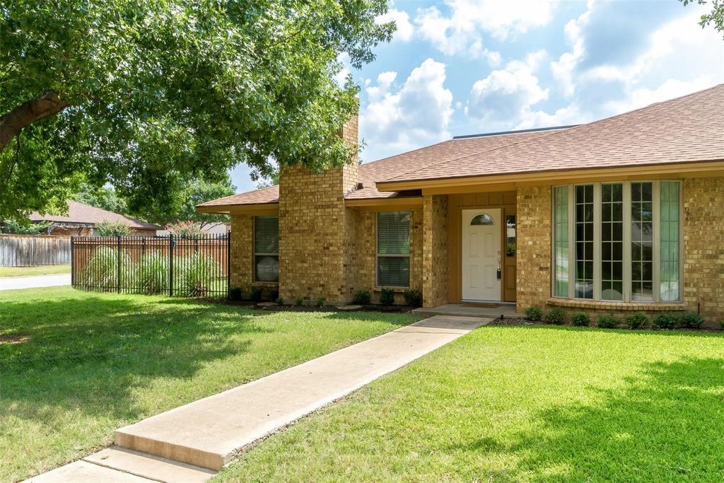 5201 Ledgestone Drive, Fort Worth
