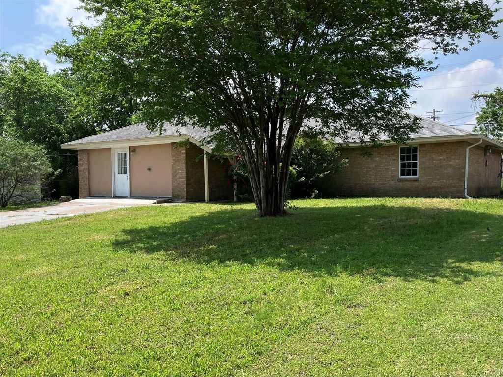 717 Bluebonnet Street, Mexia
