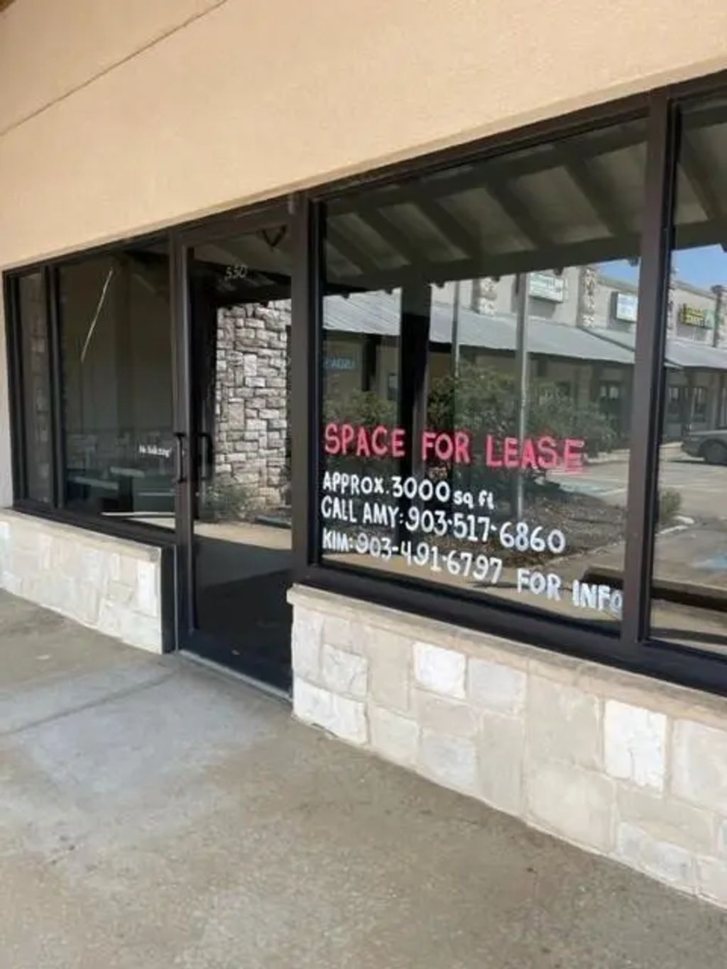 550 N Collegiate Drive, Paris