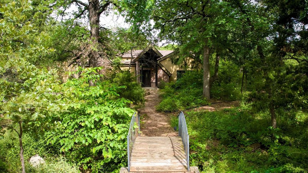 711 Pearl Cove, Oak Point