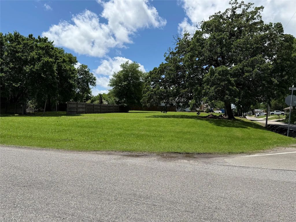 820 E 6th Street, Bonham