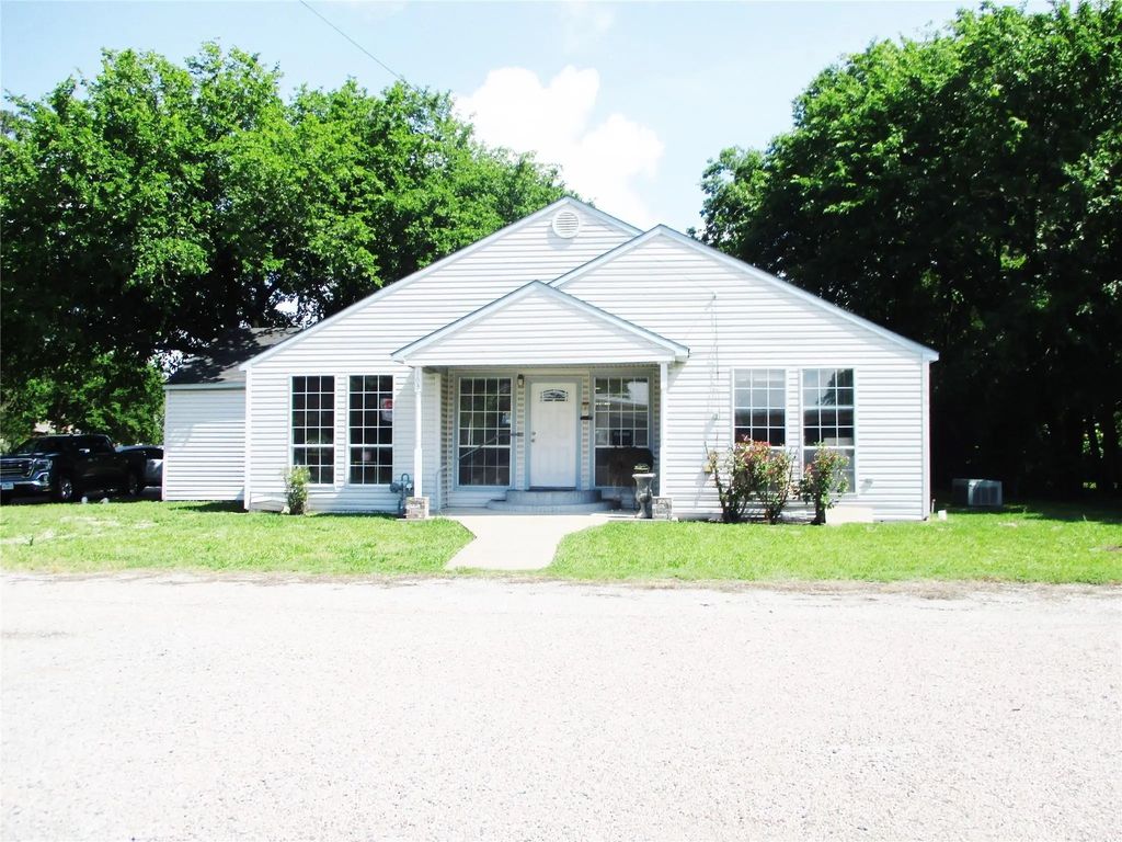 103 E Denison Avenue, Bonham