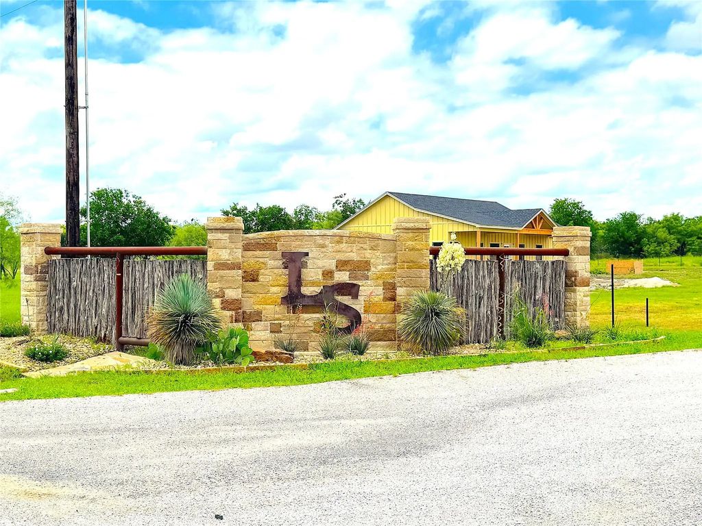 2121 Fm-52, Weatherford