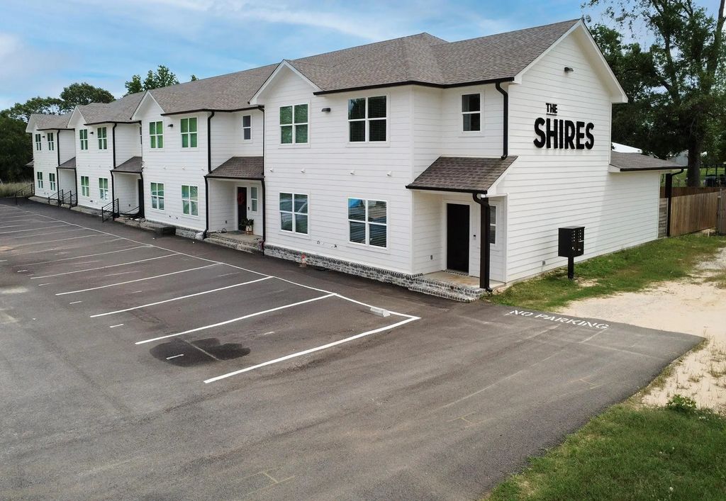 18747 Fm 2493, Flint