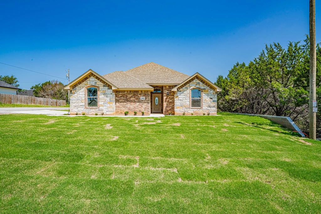 2600 Creek Drive, Granbury