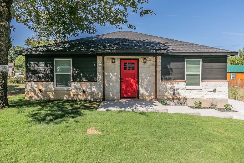 105 Red Oak Street, Alvarado
