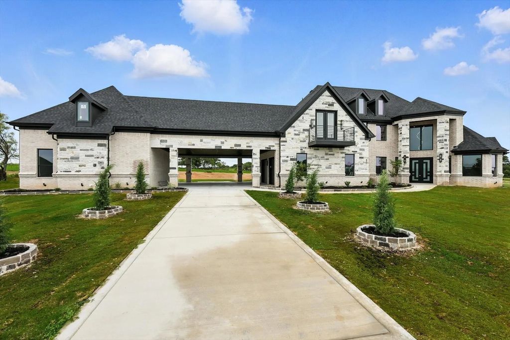 5005 Glenoaks Court, Weatherford