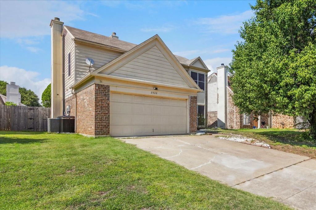 2528 Creekwood Lane, Fort Worth