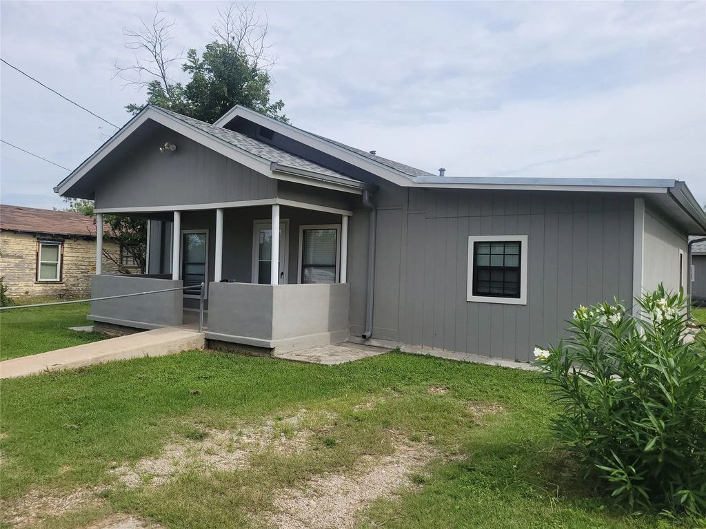1009 W Mesquite Street, Coleman
