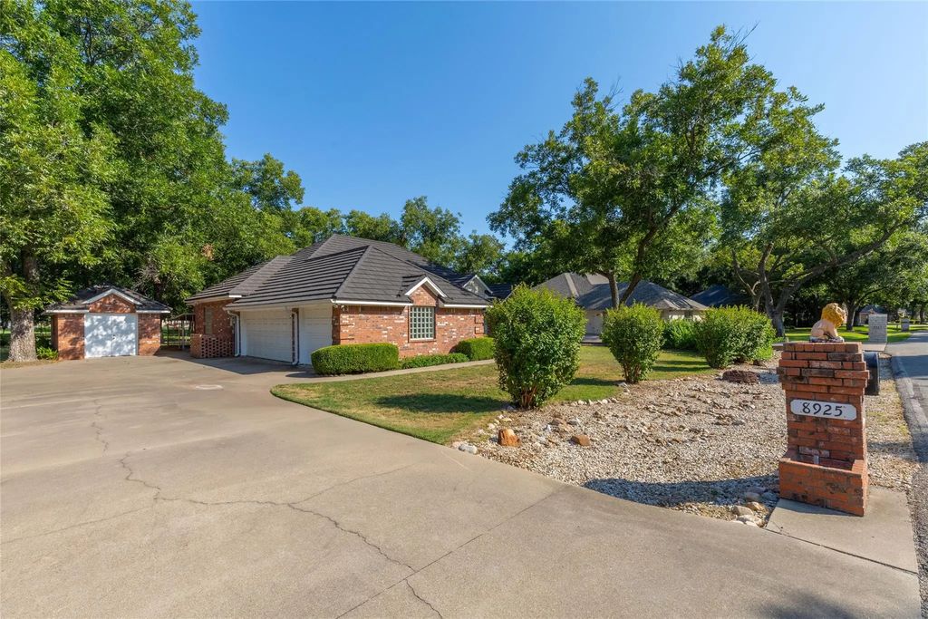 8925 Green Leaves Drive, Granbury
