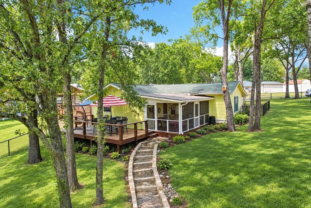 176 Bayside Circle, Malakoff