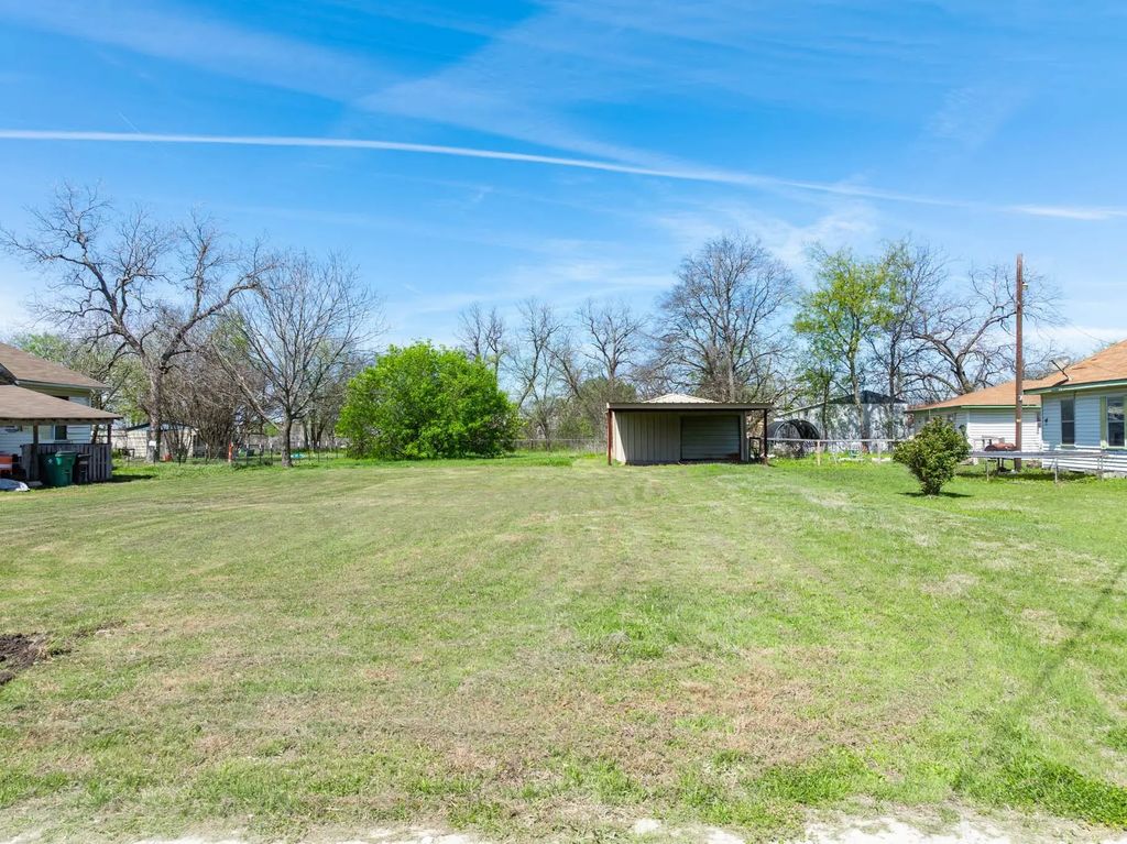 509 Navarro Avenue, Mart